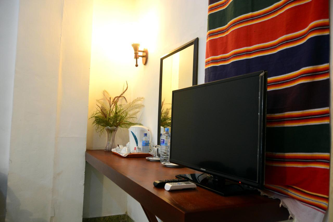 Rainbow Beach Hotel Negombo Esterno foto