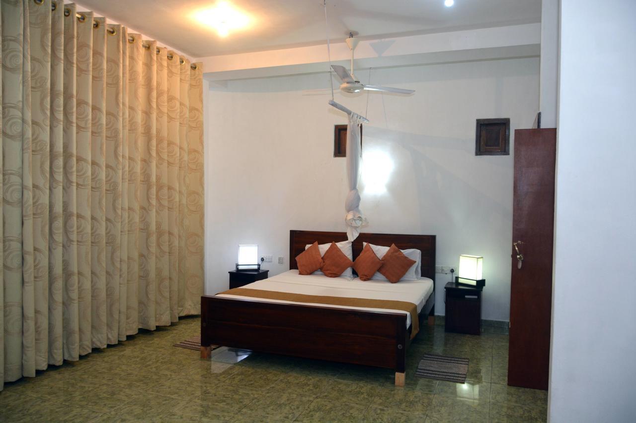 Rainbow Beach Hotel Negombo Esterno foto