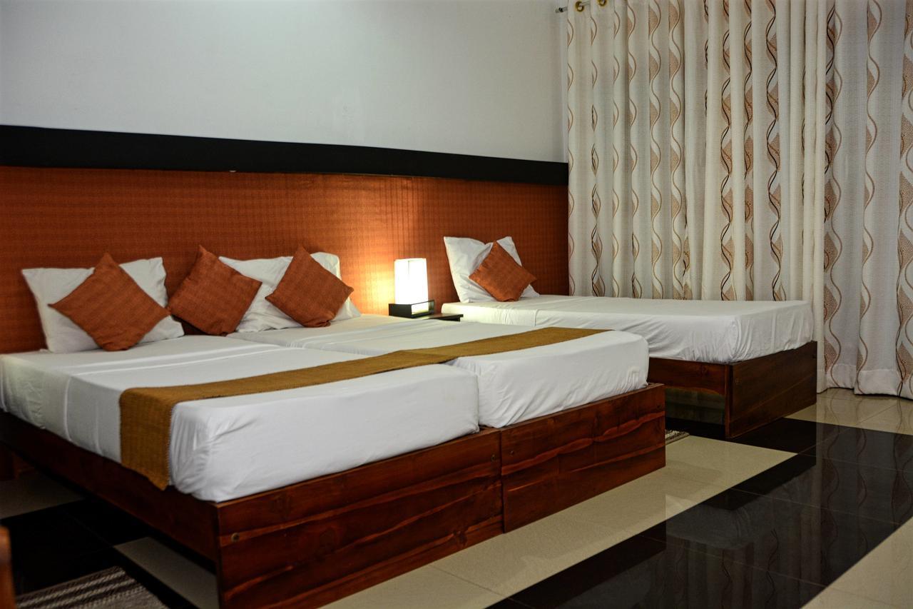 Rainbow Beach Hotel Negombo Esterno foto